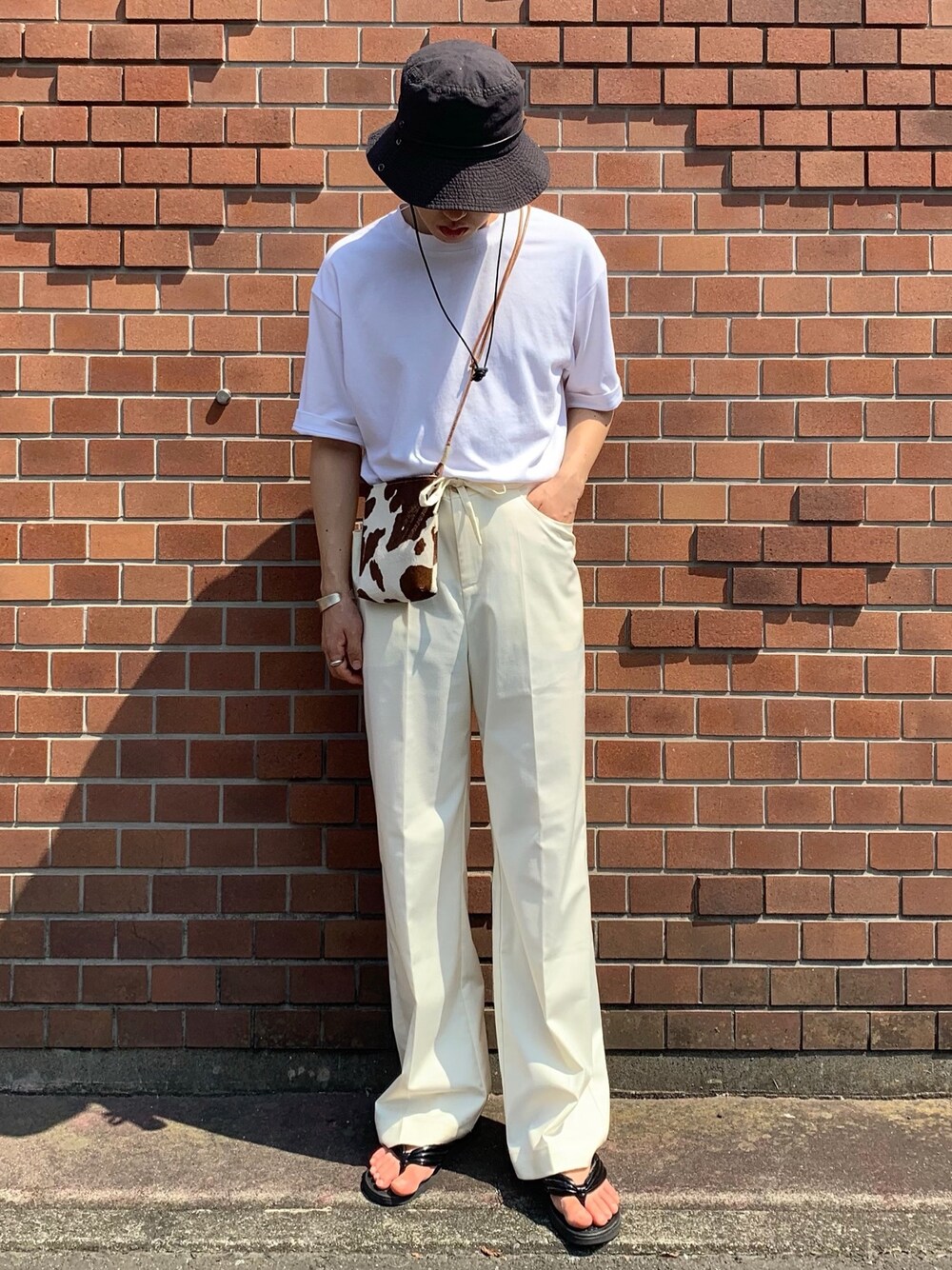 「白Tシャツ、タックイン、白パンツ、ホワイトパンツ、オールホワイト、マウンテンハット、ショルダーバッグ、レザーバッグ、サンダル、夏コーデ」｜「KIJIMA TAKAYUKIの＜KIJIMA TAKAYUKI（キジマ タカユキ）＞ サファリハット（ハット、ブラック系）」を使った、renyaさん（メンズ・170cm）の秋コーディネートの1枚目の写真
