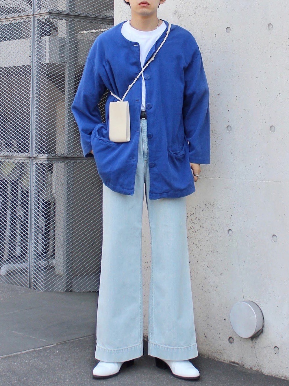 「カーディガン、春コーデ、タックイン、デニムパンツ、フレアパンツ、フレアデニム、ブーツ、ヒールブーツ、青×白」｜「久遠のアイテム（カーディガン/ボレロ、ブルー系）」を使った、renyaさん（メンズ・170cm）の春コーディネートの1枚目の写真