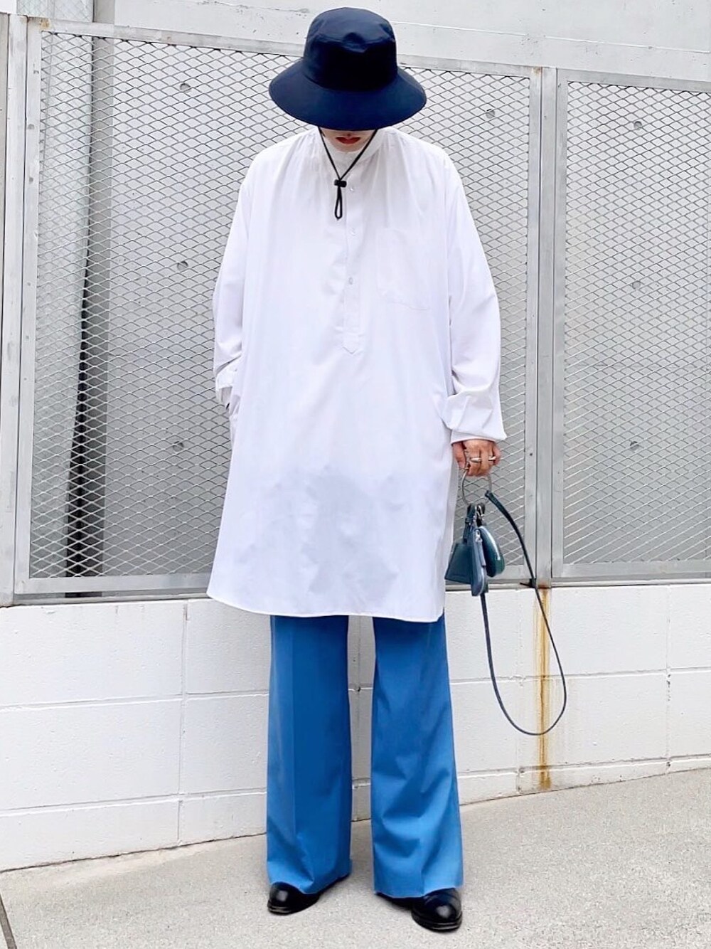 「ハット、フレアパンツ、カラーパンツ、ヒールブーツ、白シャツ、ロングシャツ、革靴」｜「STUDIO NICHOLSONのアイテム（ハット、ブルー系）」を使った、renyaさん（メンズ・170cm）の春コーディネートの1枚目の写真