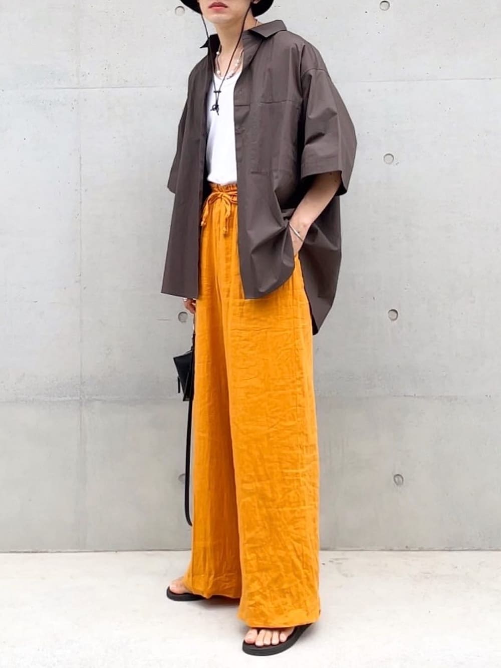 「夏、カラーパンツ、リネンパンツ、タンクトップ、トングサンダル、シャツスタイル、シンプル、ハイウエスト」｜「KIJIMA TAKAYUKIの＜KIJIMA TAKAYUKI（キジマ タカユキ）＞ サファリハット（ハット、ブラック系）」を使った、renyaさん（メンズ・170cm）の夏コーディネートの1枚目の写真