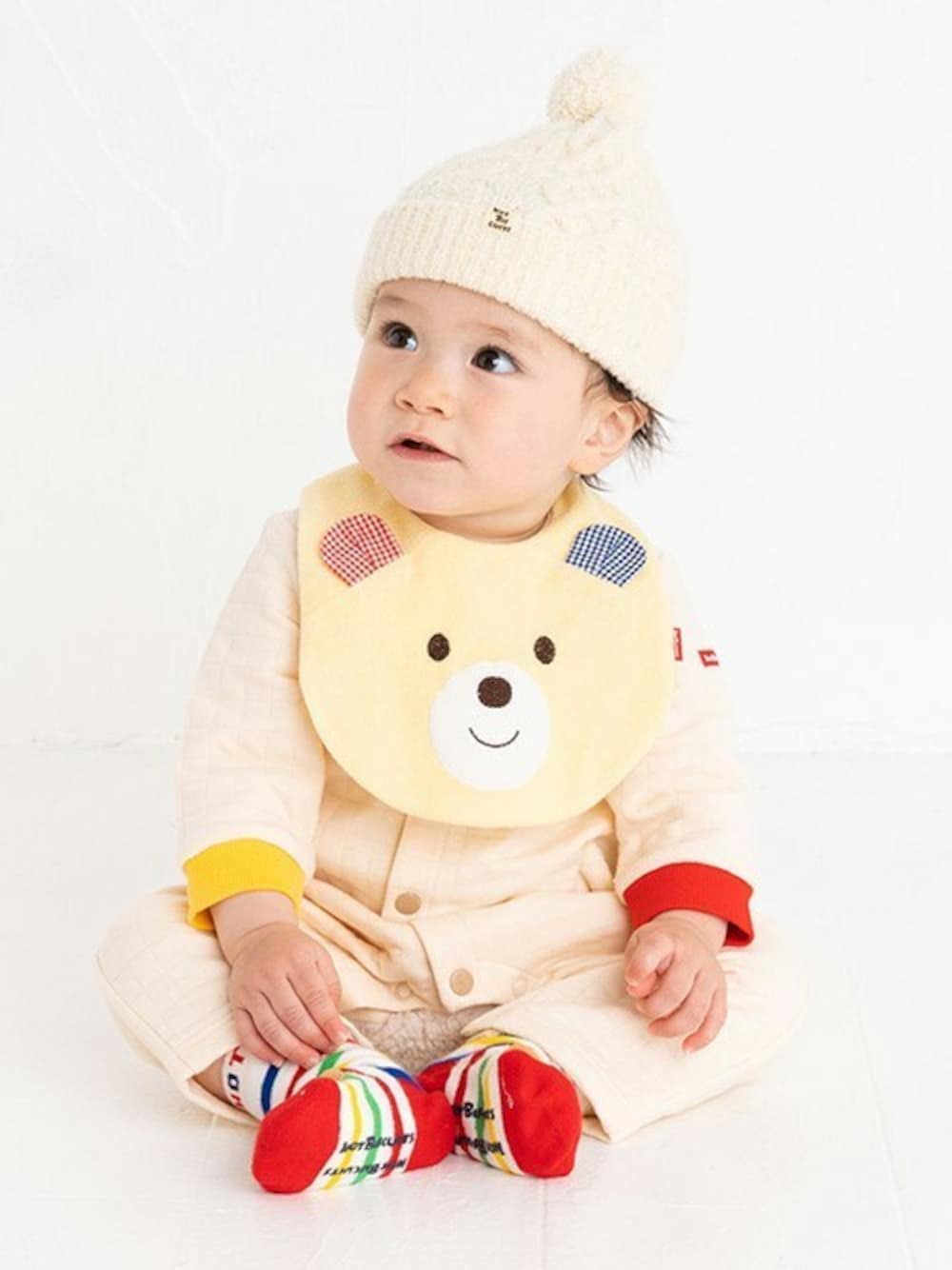 「ニット帽、カバーオール、お出かけコーデ、ベージュコーデ、赤ちゃんコーデ、ベビーコーデ、mikihouse、ミキハウス、お出かけスタイル、ホットビスケッツ」｜「HOT BISCUITSのケーブル編みニットフード（帽子）（ニットキャップ/ビーニー、ホワイト系）」を使った、ミキハウス ホットビスケッツ店さん（キッズ・70cm）の秋コーディネートの1枚目の写真
