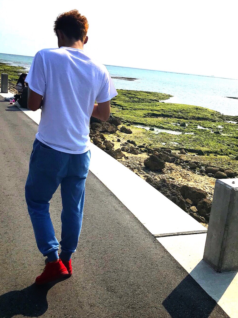 「GU、UNIQLO、Timberland、SEA OKINAWA」｜「UNIQLOのクルーネックT（半袖）（Tシャツ/カットソー、ホワイト系）」を使った、宮里 快/Kai  Miyazatoさん（メンズ・167cm）の春コーディネートの1枚目の写真