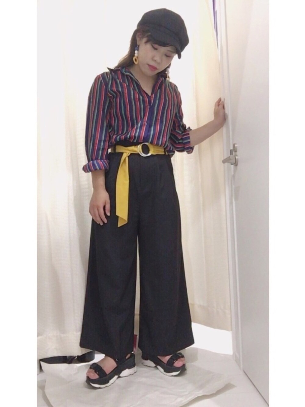 「ストライプ、古着、ワイドパンツ、スポーツサンダル、秋のコーデ、カジュアルコーデ、プチプラ」｜「HAREの3ベルトアツゾコサンダル(HARE)（サンダル、ブラック系）」を使った、minsaさん（レディース・155cm）の夏コーディネートの1枚目の写真