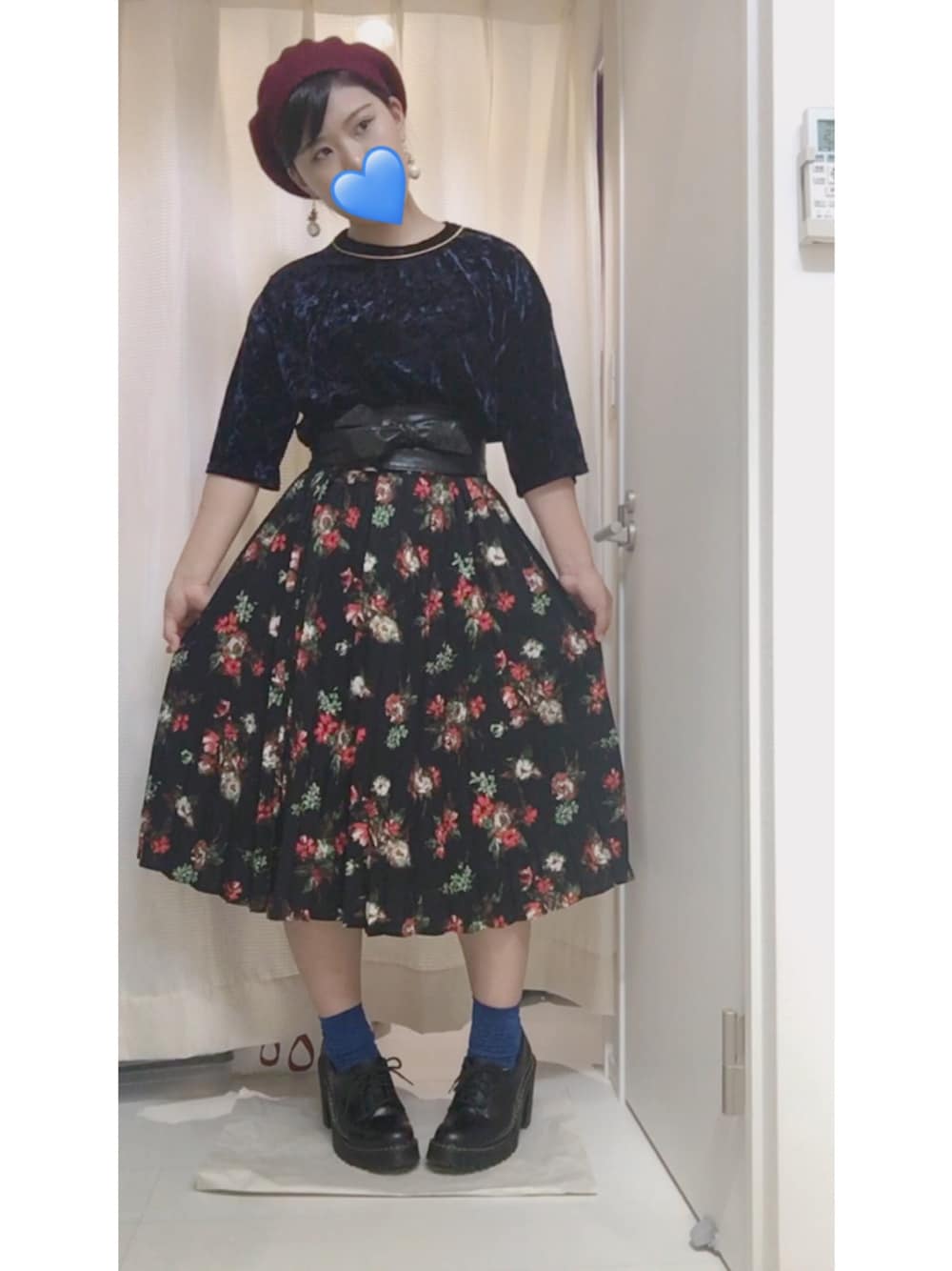 「秋コーデ、プチプラ、ベロア、Dr.Martens、サッシュベルト、ベレー帽、秋のコーデ」｜「GUのアイテム（スカート、ブラック系）」を使った、minsaさん（レディース・155cm）の秋コーディネートの1枚目の写真