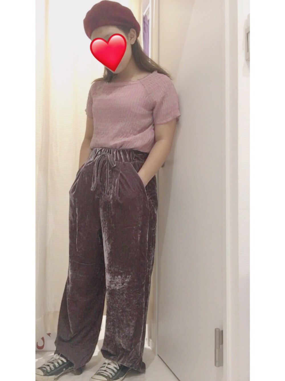 「カジュアルコーデ、ベロア、ベレー帽、秋のコーデ、オフショル、ピンク、コンバース、レトロガール」｜「RETRO GIRLのアイテム（Tシャツ/カットソー、ピンク系）」を使った、minsaさん（レディース・155cm）の秋コーディネートの1枚目の写真