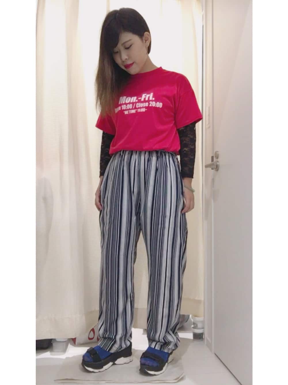 「ストライプ、jouetie、HARE、スポーツサンダル、レース、Tシャツ」｜「jouetieのサインボードBIG TEE（Tシャツ/カットソー、レッド系）」を使った、minsaさん（レディース・155cm）の秋コーディネートの1枚目の写真