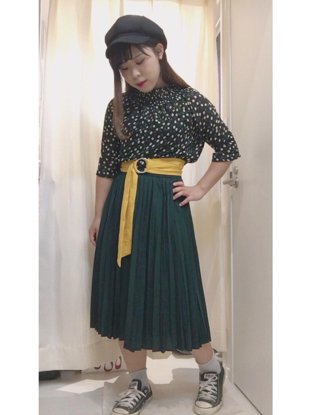 「秋服、秋コーデ、花柄、GU、韓国ブランド、プリーツスカート、コンバース、キャスケット、プチプラ」｜「PUNYUSのキャスケット（キャスケット、ブラック系）」を使った、minsaさん（レディース・155cm）の秋コーディネートの1枚目の写真