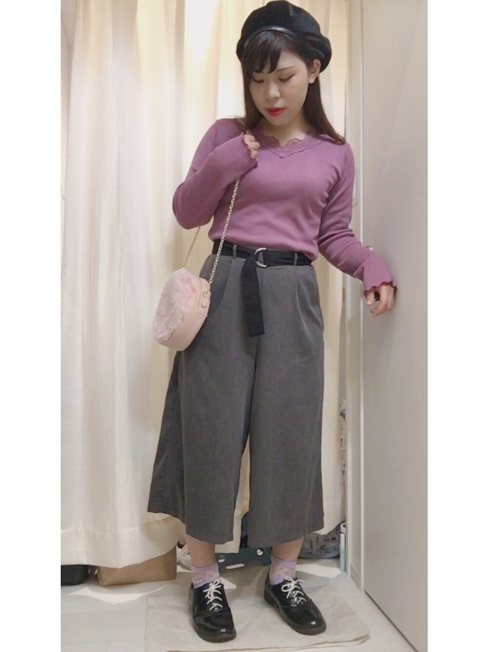 「秋コーデ、ピンク×グレー、ピンク、ファー小物、ガウチョパンツ、ベレー帽、リブニット、レース、プチプラ」｜「Honeysのアイテム（ショルダーバッグ、ピンク系）」を使った、minsaさん（レディース・155cm）の秋コーディネートの1枚目の写真