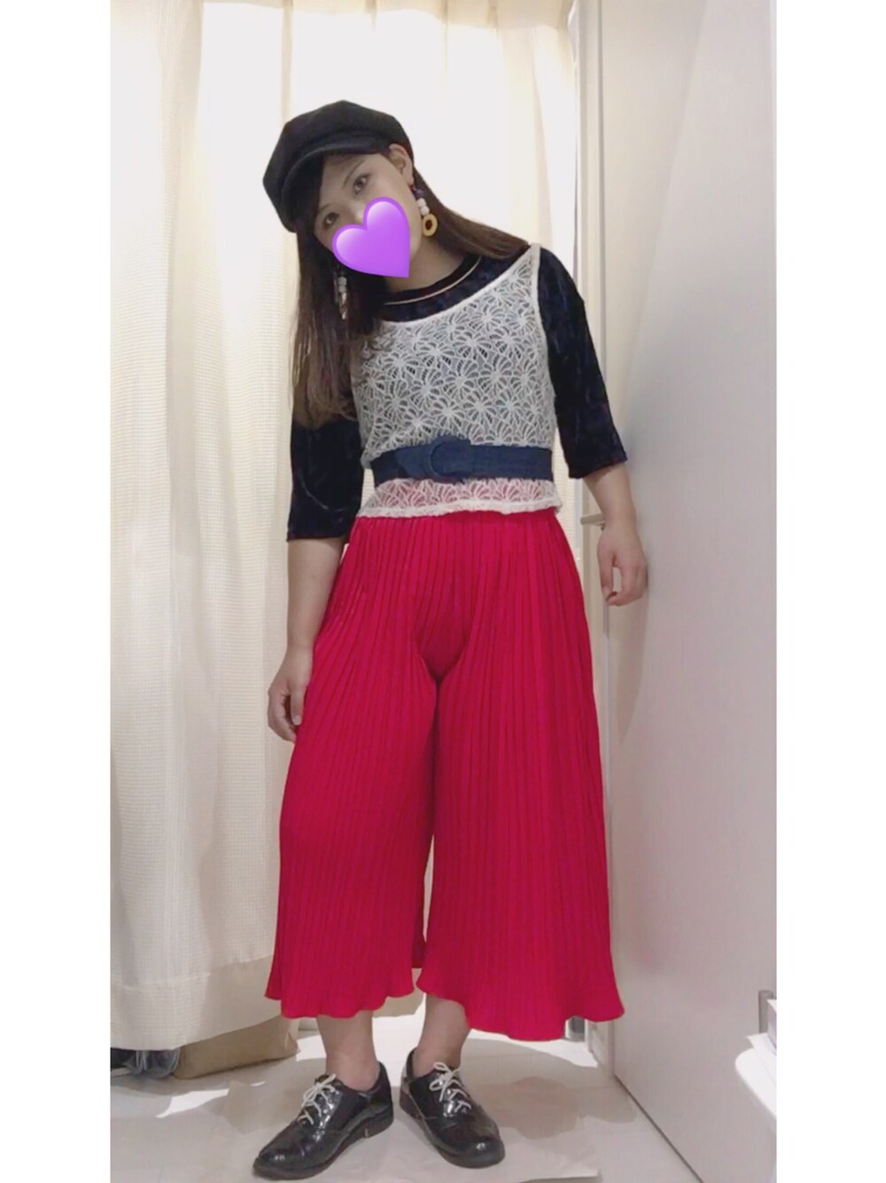 「カジュアルコーデ、秋コーデ、プリーツ、ワイドパンツ、キャスケット、ベロア、レイヤードスタイル、H&M、プチプラ」｜「RETRO GIRLのアイテム（その他シューズ、ブラック系）」を使った、minsaさん（レディース・155cm）の秋コーディネートの1枚目の写真