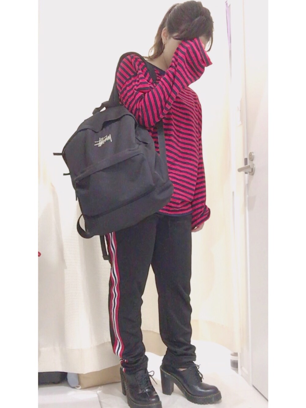 「ボーダー、ストリート、stussy、リュック、韓国ファッション、ラインパンツ、ジャージ、カジュアル」｜「GIRLSRULEのアイテム（Tシャツ/カットソー、レッド系）」を使った、minsaさん（レディース・155cm）の秋コーディネートの1枚目の写真