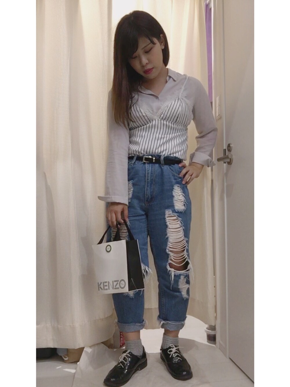 「ユニクロ、UNIQLO、カジュアル、カジュアルコーデ、デニム、クラッシュデニム、レトロガール、シャツスタイル、キャミソール、murua」｜「MURUAの【FEMININE】ｽﾄﾗｲﾌﾟﾗﾝｷｬﾐ（キャミソール、ホワイト系）」を使った、minsaさん（レディース・155cm）の秋コーディネートの1枚目の写真