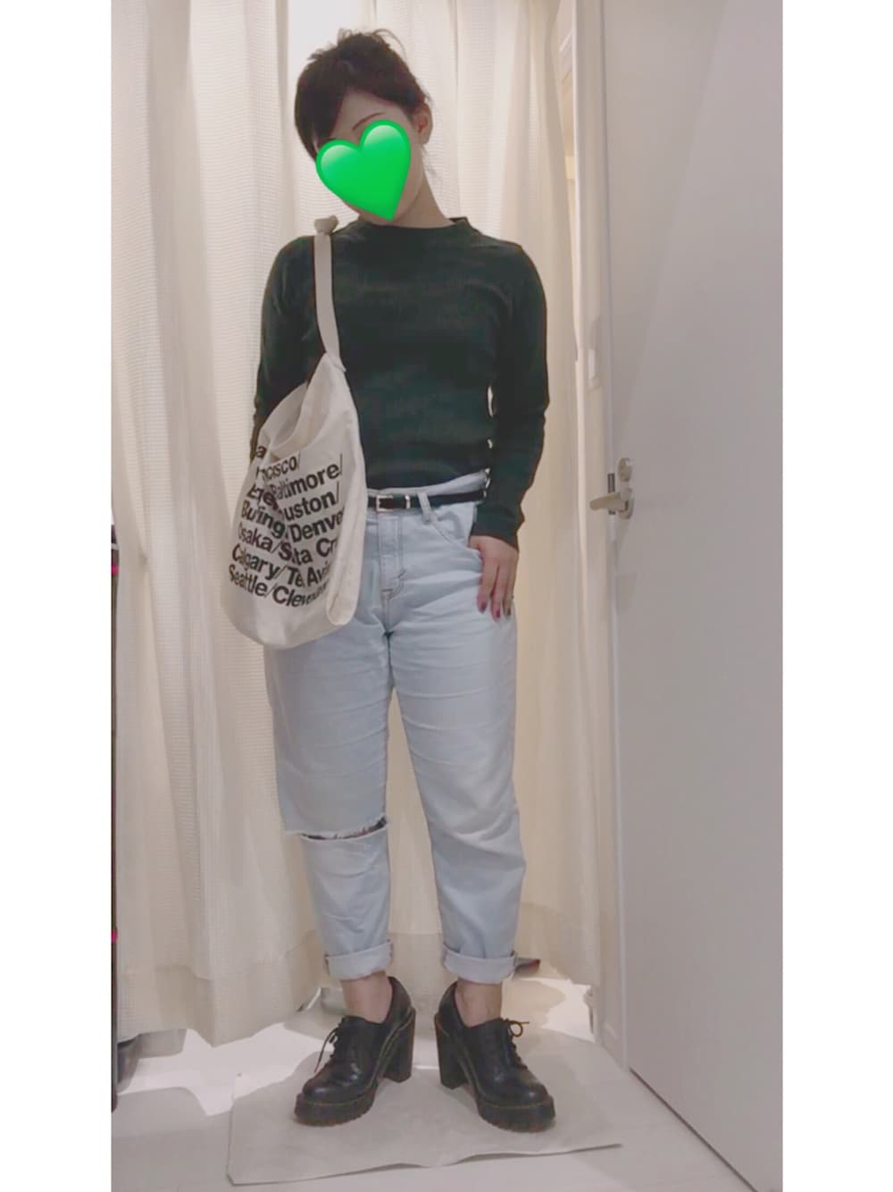 「シンプル、シンプルコーデ、カジュアル、デニム、GU、リブニット、ドクターマーチン、Dr.Martens、アメアパ、American Apparel」｜「American Apparelのアイテム（トートバッグ、ホワイト系）」を使った、minsaさん（レディース・155cm）の秋コーディネートの1枚目の写真
