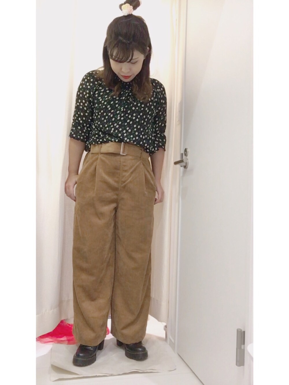 「秋のコーデ、カジュアル、GU、コーデュロイ、ワイドパンツ、ブラウス、プチプラ、ドクターマーチン、Dr.Martens」｜「GUのアイテム（その他パンツ、ブラウン系）」を使った、minsaさん（レディース・155cm）の秋コーディネートの1枚目の写真