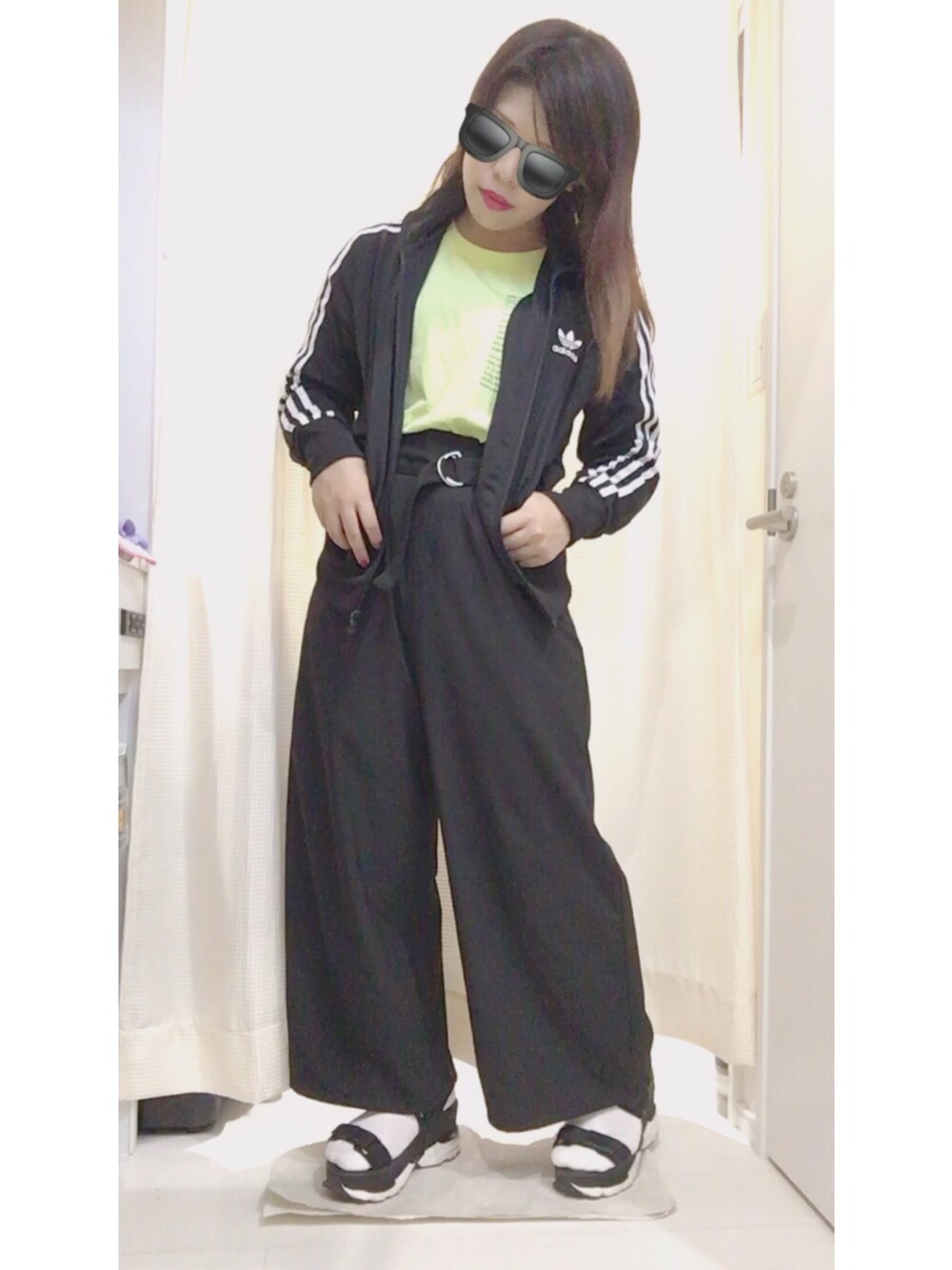 「秋のコーデ、シンプルコーデ、ストリート、スポーツミックス、スポサン、ジャージ、黒、FOREVER 21、adidas originals、adidas」｜「FOREVER 21のアイテム（Tシャツ/カットソー、グリーン系）」を使った、minsaさん（レディース・155cm）の秋コーディネートの1枚目の写真