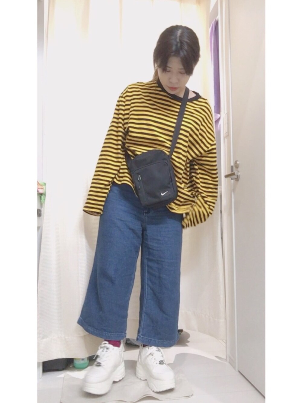「カジュアル、スニーカー、厚底、ボーダー、ワイドパンツ、ワイドデニム、NIKE、だぼだぼ、ゆるコーデ、ゆるパンツ」｜「NIKEのWEGO/NIKE コアスモールアイテムバッグ（ショルダーバッグ、ブラック系）」を使った、minsaさん（レディース・155cm）の秋コーディネートの1枚目の写真