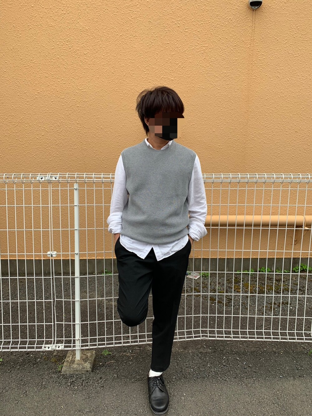 グレー系のニット/セーター、ホワイト系のシャツ/ブラウス、ブラック系のその他パンツを着用したメンズの秋コーディネートの1枚目の写真