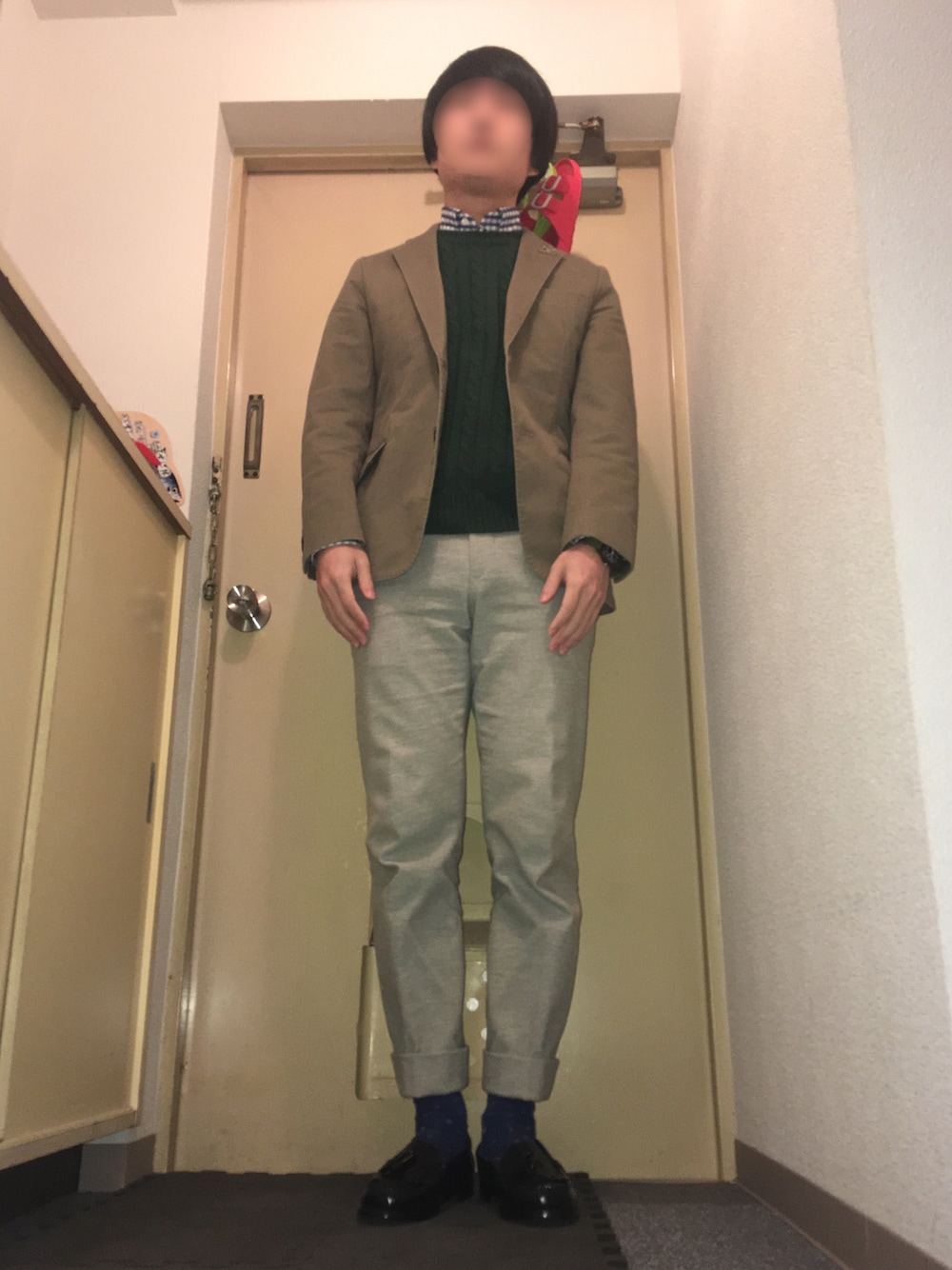 「タッセルローファー」｜「UNIQLOのアイテム（テーラードジャケット、ベージュ系）」を使った、たっしーさん（メンズ・167cm）の冬コーディネートの1枚目の写真