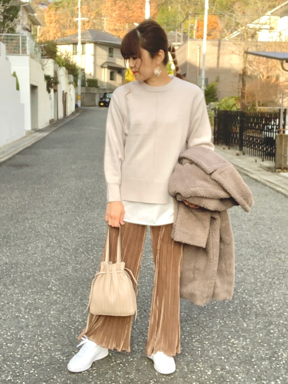 「きれいめカジュアル、カジュアルコーデ、レイヤードスタイル、プリーツバッグ、おしゃれさんと繋がりたい、プリーツパンツ、レイヤードトップス、高見え、プチプラ、ジーユー」｜「GUのアイテム（ニット/セーター、ベージュ系）」を使った、miyukitty518さん（レディース・158cm）の冬コーディネートの1枚目の写真