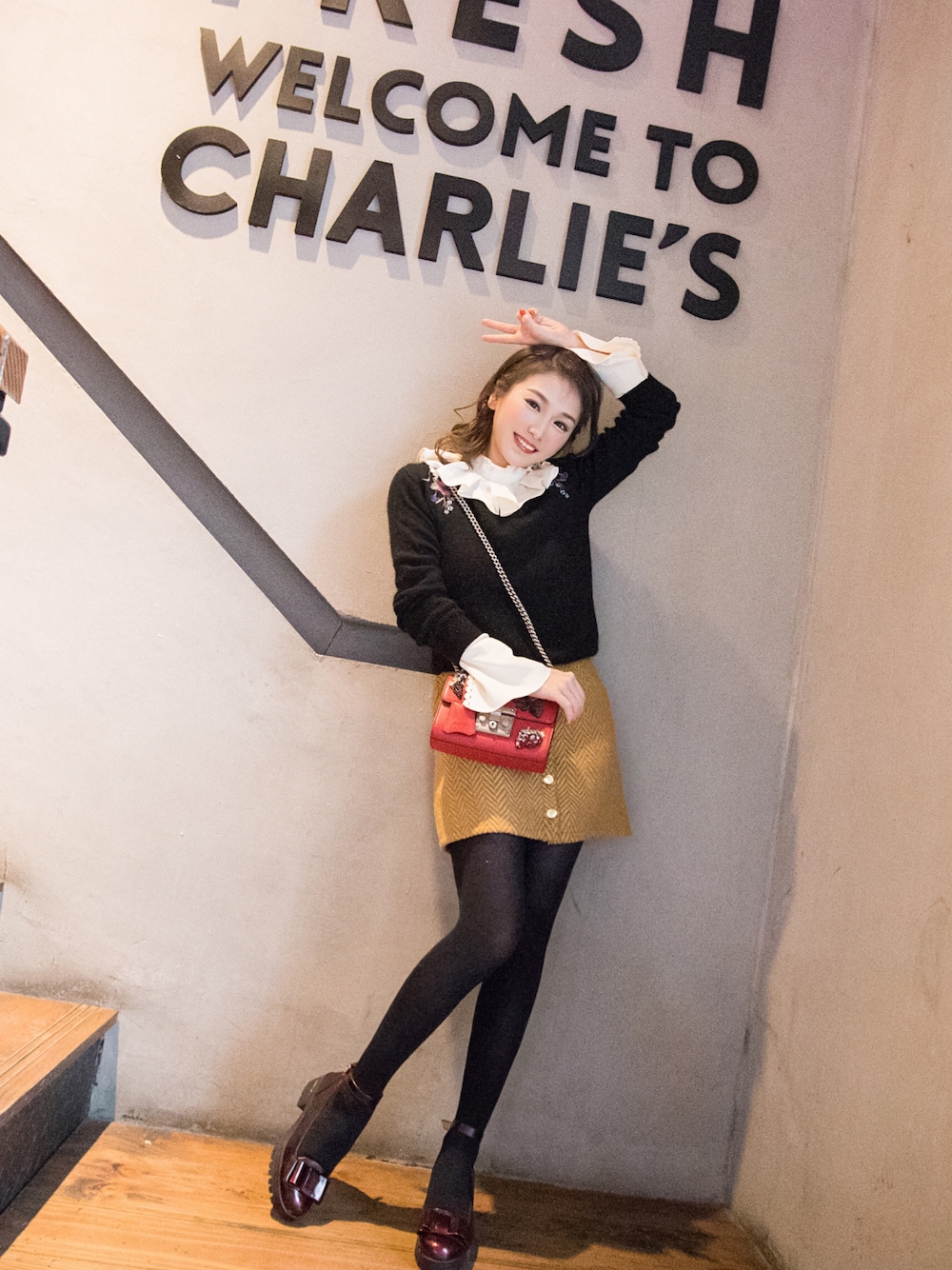美品 Lily Brown フリル衿サテンブラウス LILY BROWN（リリーブラウン）の「フリル衿サテンブラウス（シャツ