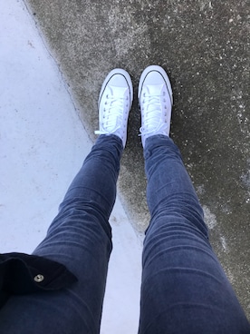 「CONVERSE（コンバース）のアイテム（スニーカー、ホワイト系）」を使った、momoさん（レディース・169cm）の冬コーディネート