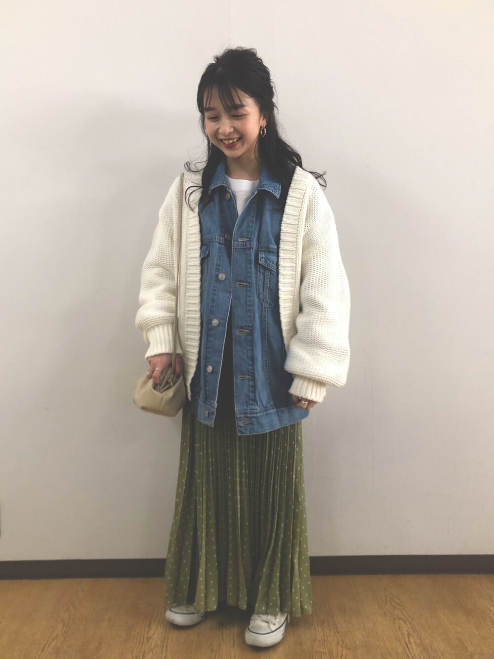 「大人カジュアル、春コーデ、ローリーズファーム(LOWRYS FARM)、ローリーズファーム、ラフ、低身長、146cm、オトナガーリー、デニムジャケット、ニットカーディガン」｜「LOWRYS FARMのＣＯＮＥデニムＧジャン　870953（デニムジャケット、ブルー系）」を使った、rinangoさん（レディース・146cm）の春コーディネートの1枚目の写真