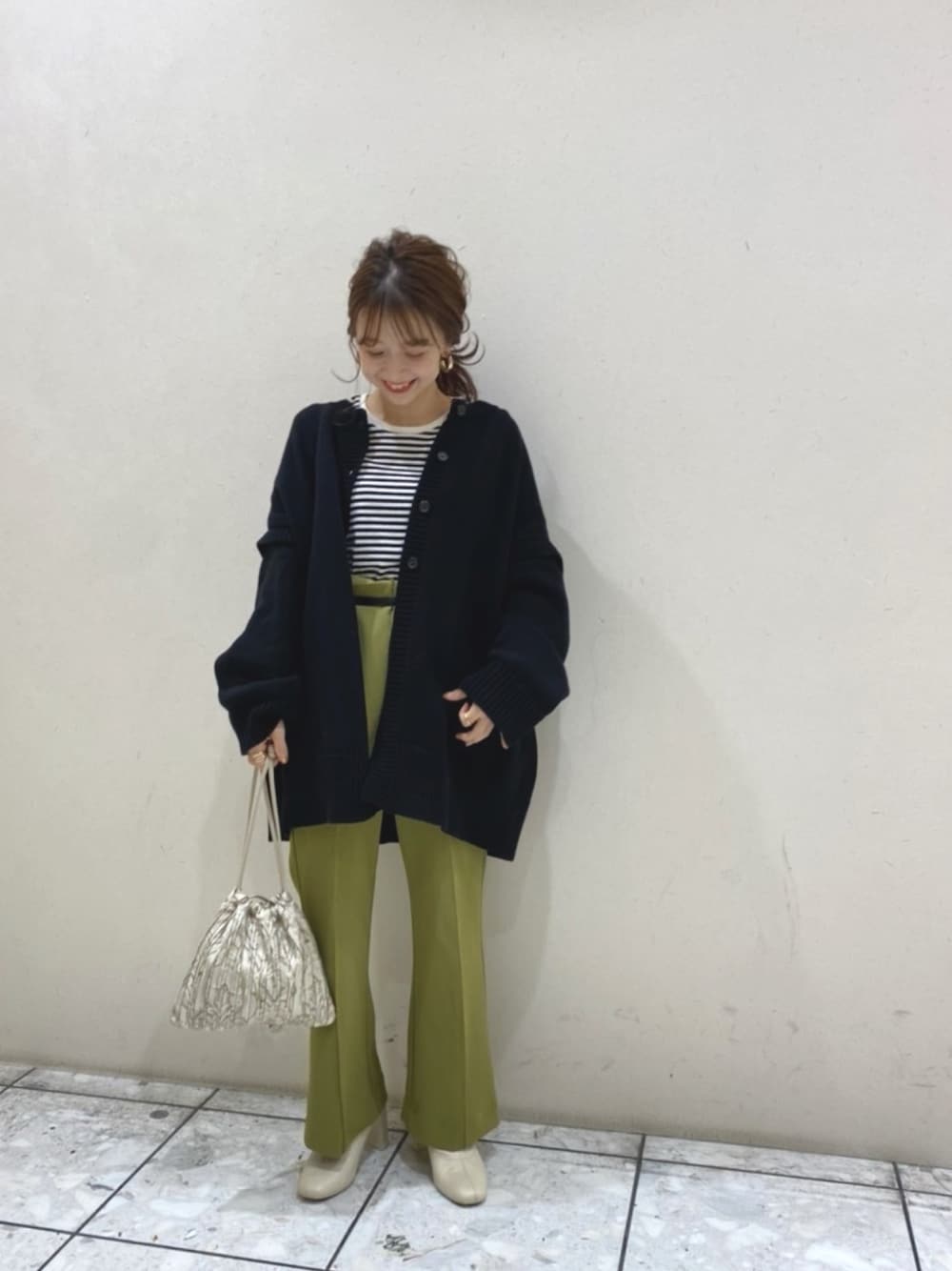 ブラック系のニット/セーター、グリーン系のその他パンツ、ホワイト系のブーツを着用したレディースの秋コーディネートの1枚目の写真