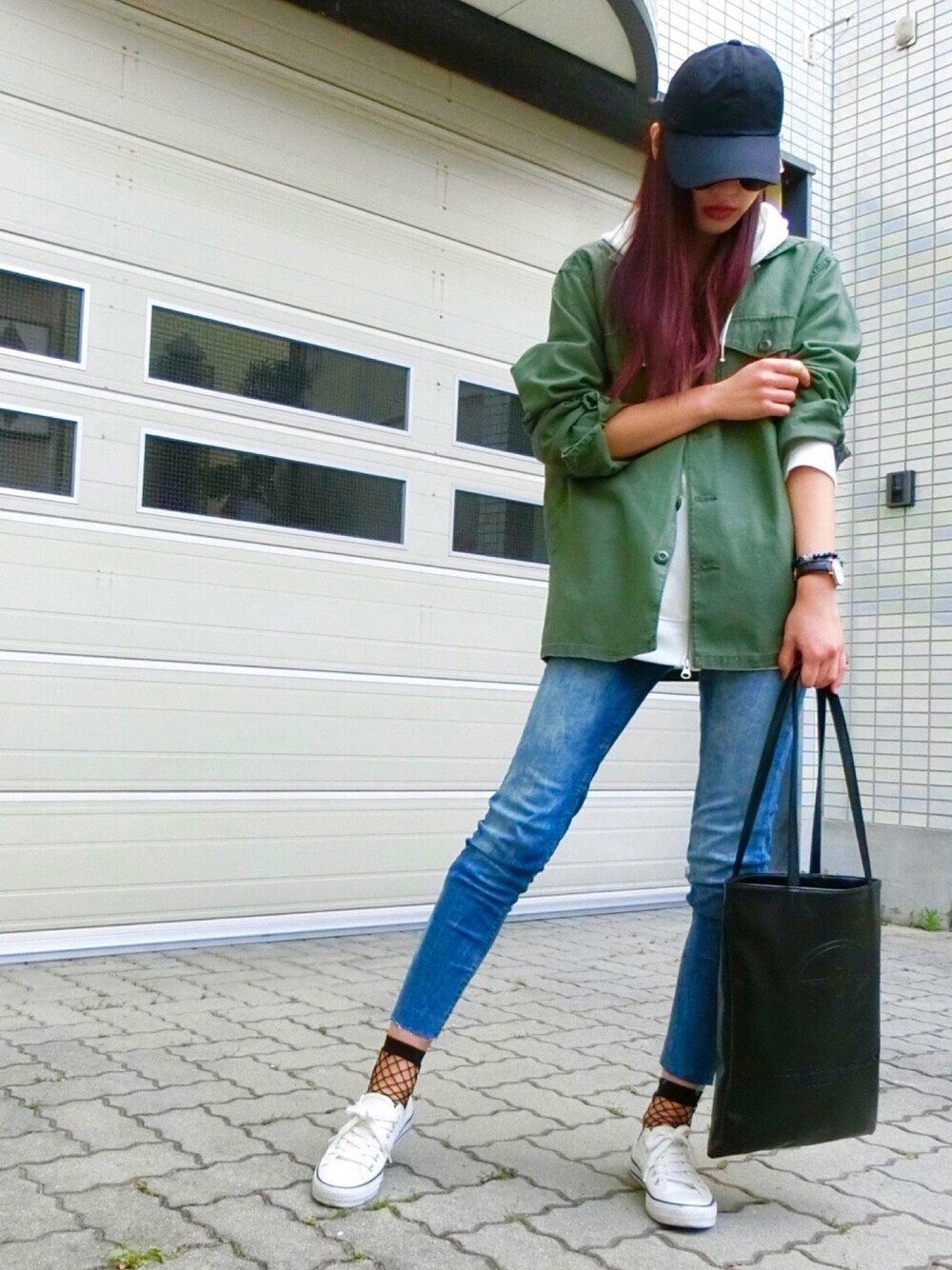 「カジュアル、outfit、今日のコーデ、スキニーデニム、パーカー、シンプル、網ソックス、網ソックス×スニーカー」｜「AZUL by moussyのﾍﾞｰｼｯｸｷｬｯﾌﾟ（キャップ、ブラック系）」を使った、M I Y Aさん（レディース・165cm）の春コーディネートの1枚目の写真
