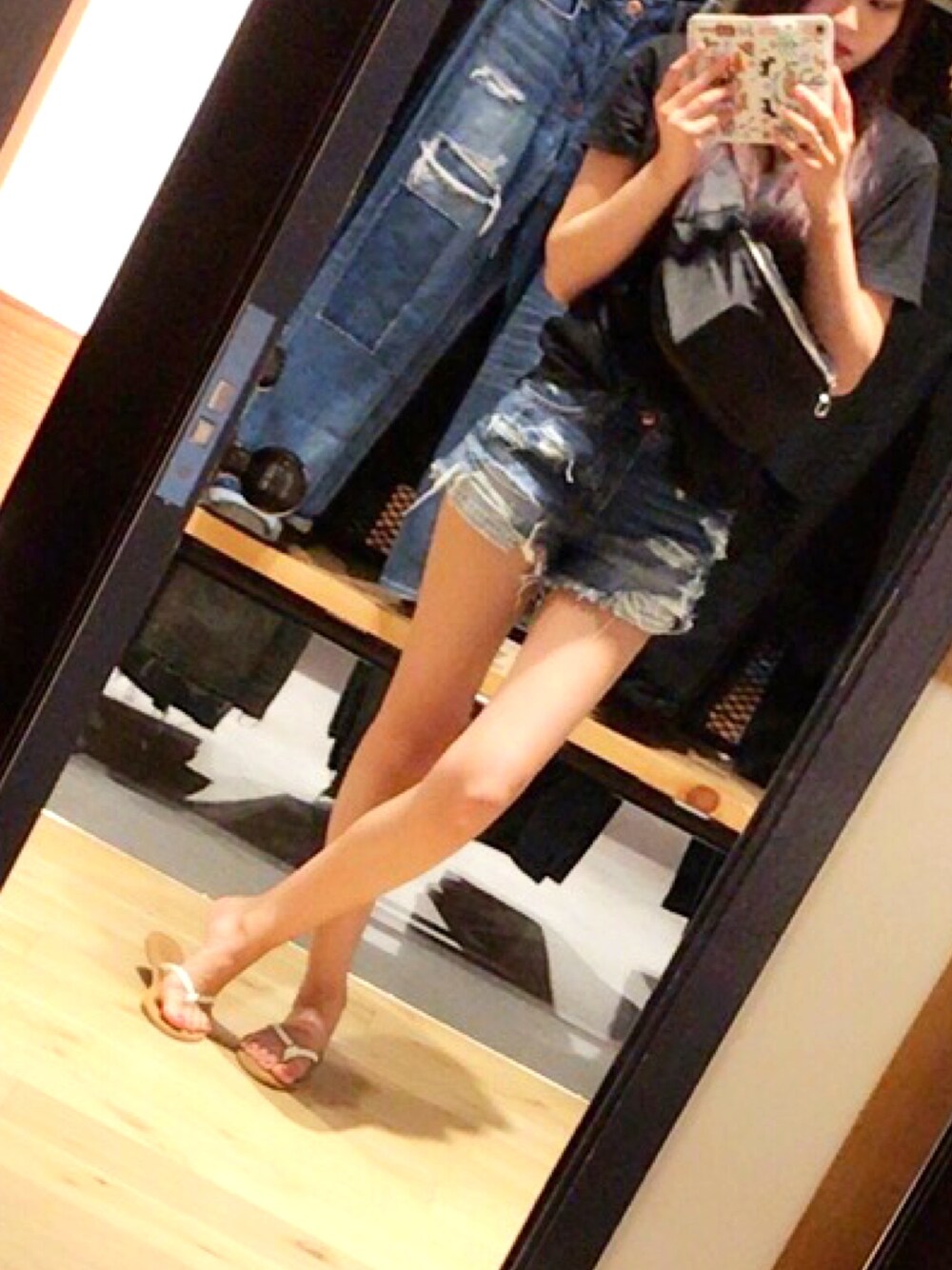 「シンプル、Tシャツ、Tシャツ×デニム、ショートパンツ、デニム、ビーサン」｜「GUのアイテム（Tシャツ/カットソー、ブラック系）」を使った、M I Y Aさん（レディース・165cm）の夏コーディネートの1枚目の写真