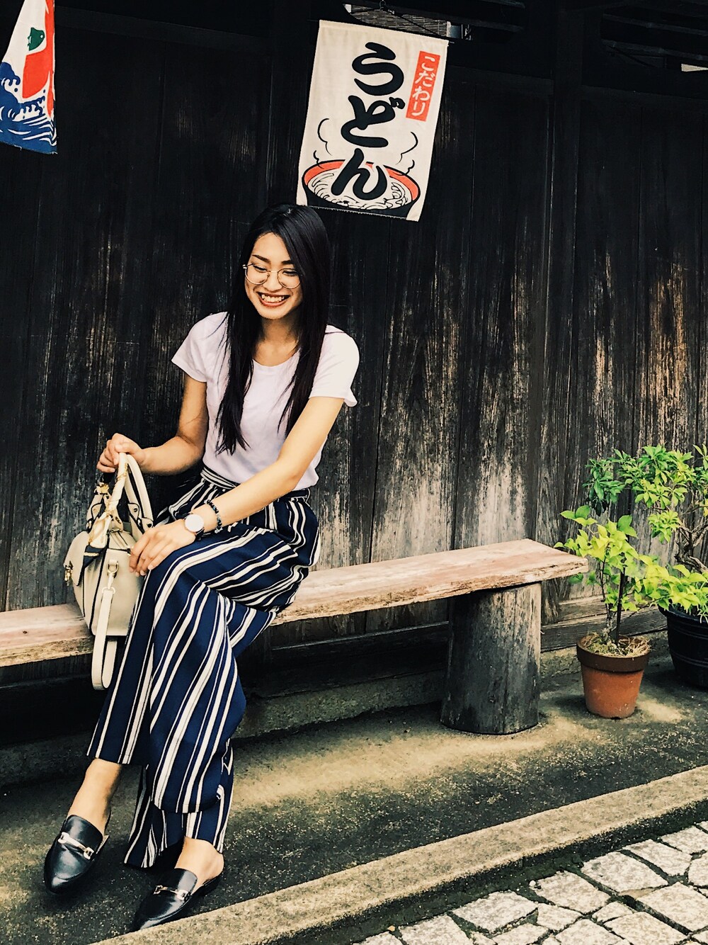 「大人カジュアル、シンプル、ワイドパンツ、スリッパ、Tシャツ」｜「UNIQLOのクルーネックT（半袖）（Tシャツ/カットソー、ホワイト系）」を使った、M I Y Aさん（レディース・165cm）の夏コーディネートの1枚目の写真