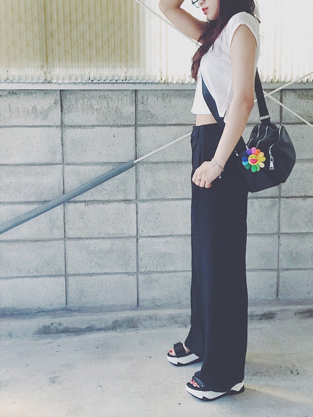 「summer、ワイドパンツ、クロプドトップス、カイカイキキ、スニーカーサンダル、スポーツサンダル、シンプル、モノトーン、sporty」｜「Bershkaのアイテム（Tシャツ/カットソー、ホワイト系）」を使った、M I Y Aさん（レディース・166cm）の夏コーディネートの1枚目の写真