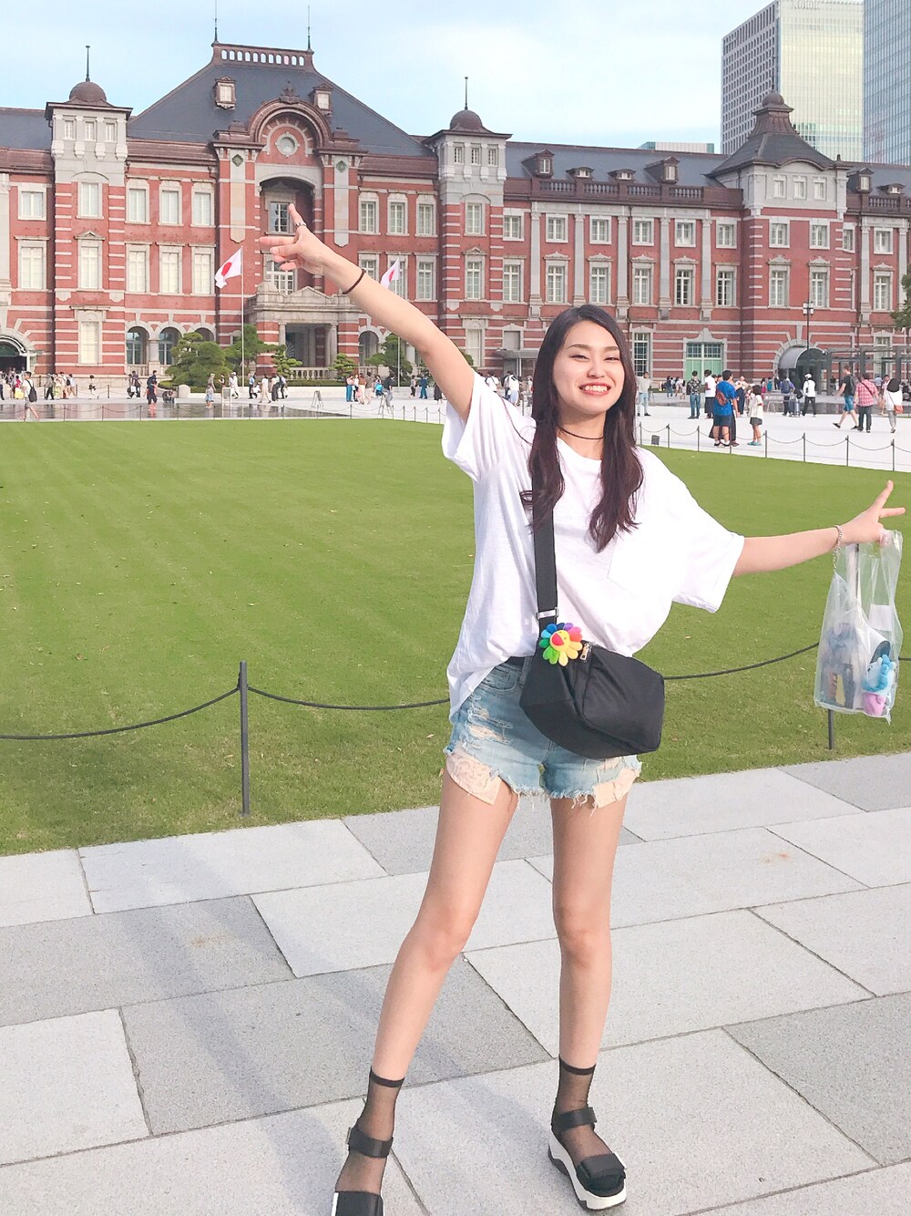 「summer、シンプル、シンプルコーデ、sporty、スニーカーサンダル、デニム、ショートパンツ」｜「H&Mのアイテム（Tシャツ/カットソー、ホワイト系）」を使った、M I Y Aさん（レディース・166cm）の夏コーディネートの1枚目の写真