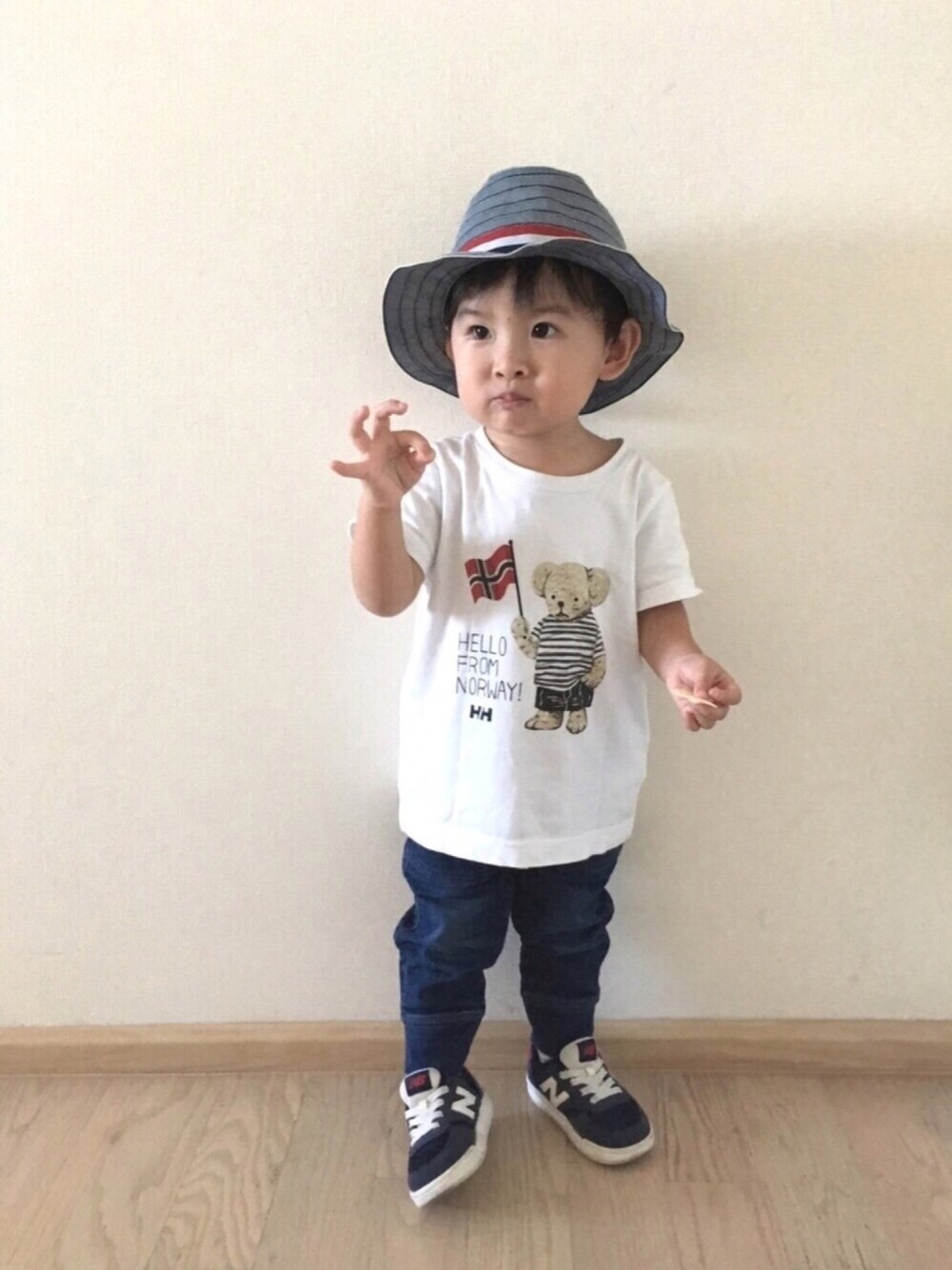 ホワイト系のTシャツ/カットソー、ブルー系のデニムパンツ、ブルー系のスニーカーを着用したキッズの冬コーディネートの1枚目の写真