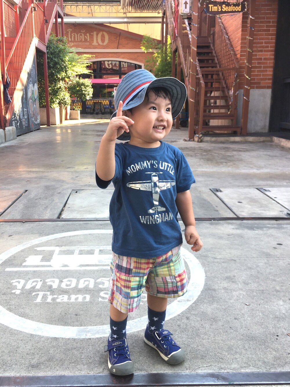 ブルー系のTシャツ/カットソー、その他のその他パンツ、ブルー系のスニーカーを着用したキッズの春コーディネートの1枚目の写真
