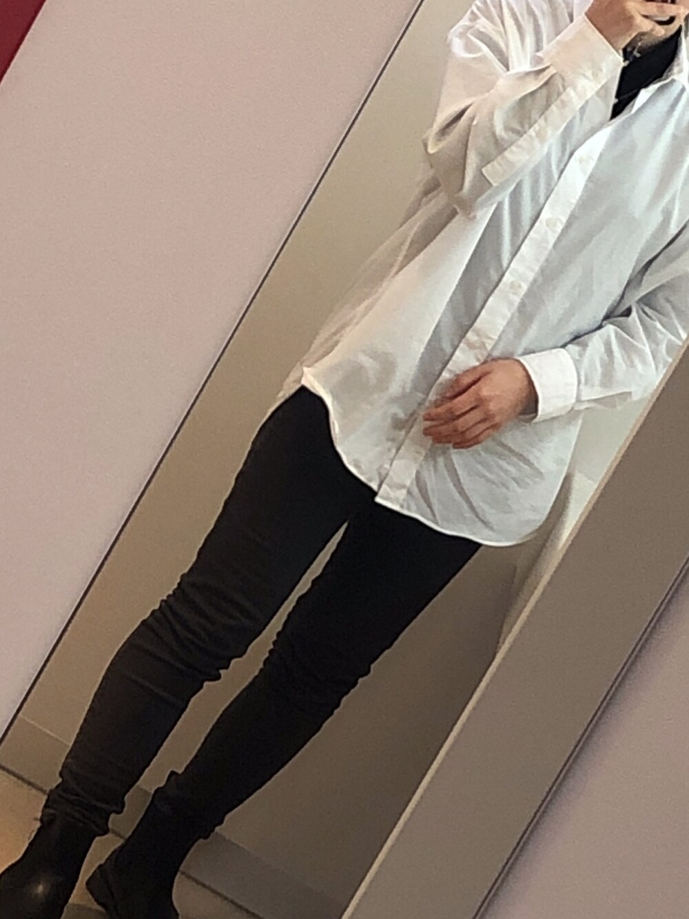 ブラック系のその他パンツ、ホワイト系のシャツ/ブラウス、ブラック系のTシャツ/カットソーを着用したレディースの冬コーディネートの1枚目の写真