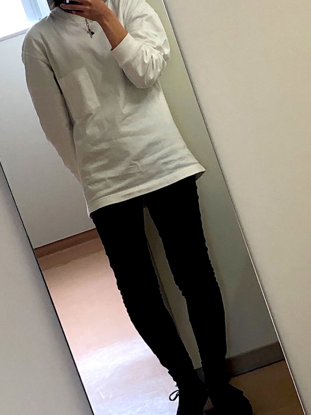 ホワイト系のTシャツ/カットソー、ブラック系のその他パンツ、ブラック系のスニーカーを着用したレディースの冬コーディネートの1枚目の写真