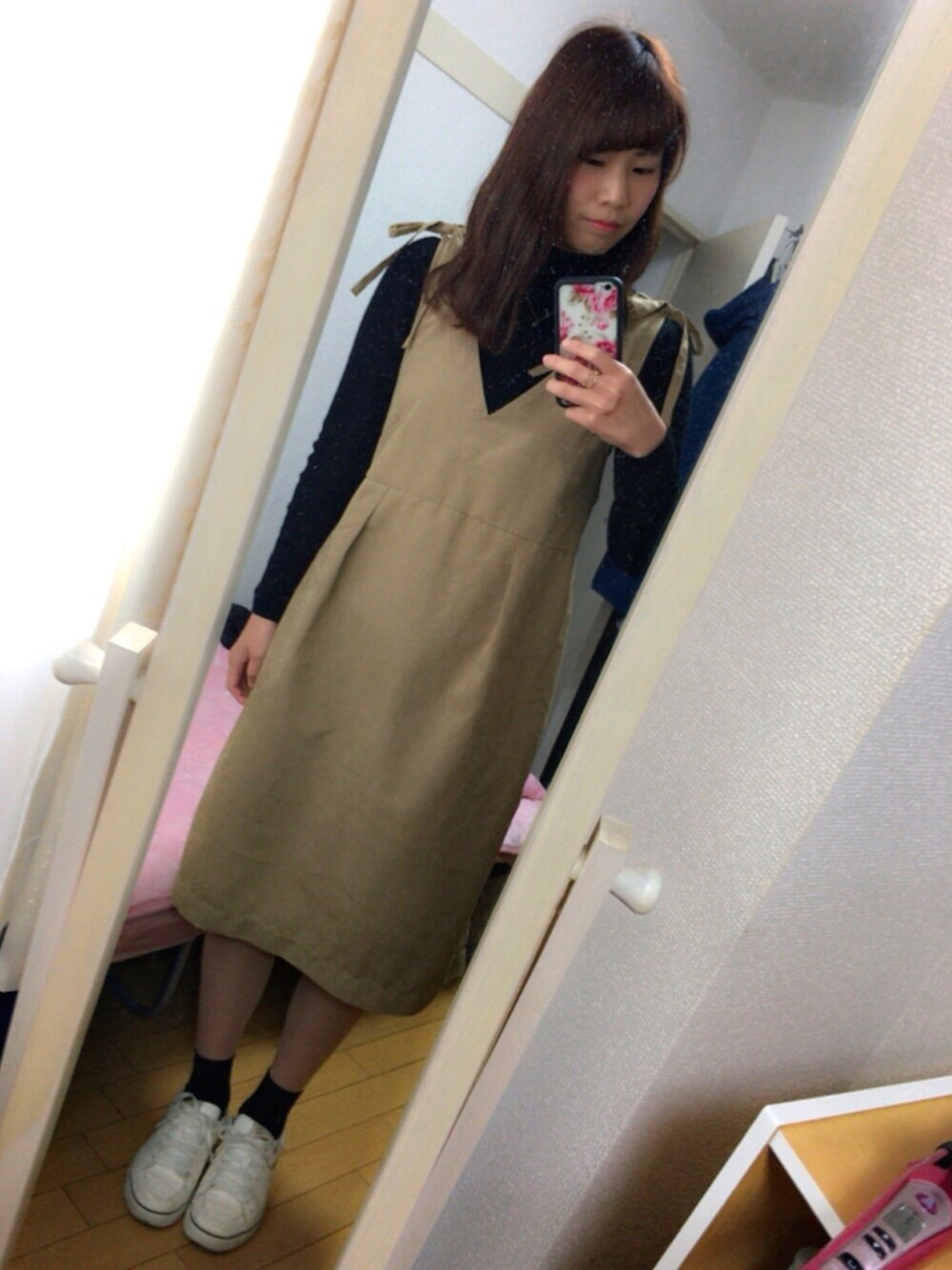「黒×ベージュ、スニーカー」｜「POU DOU DOUのアイテム（つなぎ/オールインワン、ベージュ系）」を使った、みなちょ。さん（レディース・161cm）の冬コーディネートの1枚目の写真