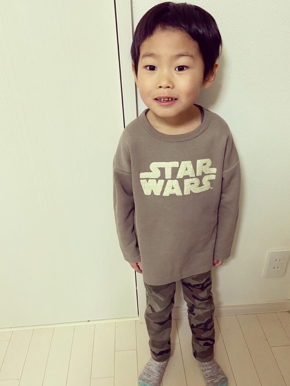 「ブラウン色に染まれ、STARWARS、キッズファッション、おしゃれさんと繋がりたい、5歳、年中、保育園、プティマイン、devirock、今日のコーデ」｜「petit mainの【STAR WARS】裏起毛 サガラワッペンTシャツ（スウェット、ブラウン系）」を使った、ゆうき◡̈⋆さん（キッズ・110cm）の冬コーディネートの1枚目の写真