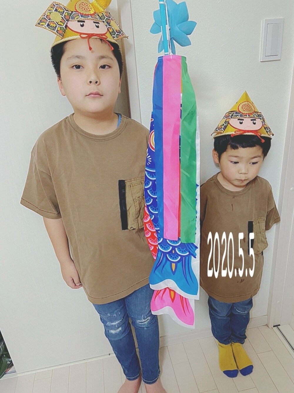 「こどもの日、男の子コーデ、リンクコーデ、兄弟、10歳、5歳、f.o.u、ダメージデニム、部屋撮り、キッズファッション」｜「F.O.Uのアイテム（トップス、ブラウン系）」を使った、ゆうき◡̈⋆さん（キッズ・110cm）の春コーディネートの1枚目の写真