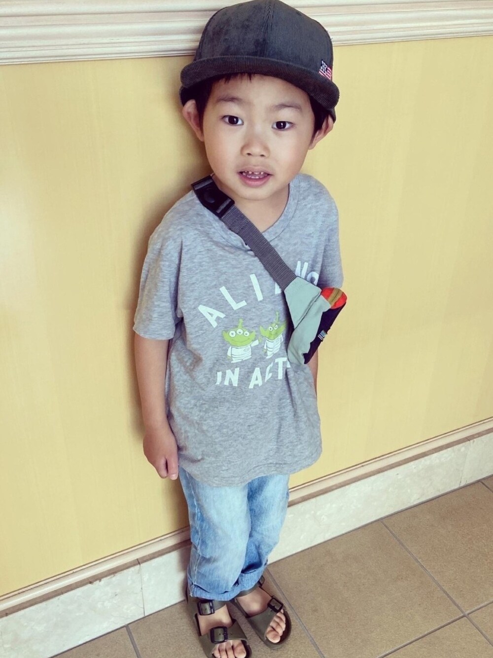 グレー系のTシャツ/カットソー、ブルー系のその他パンツ、グリーン系のサンダルを着用したキッズの春コーディネートの1枚目の写真