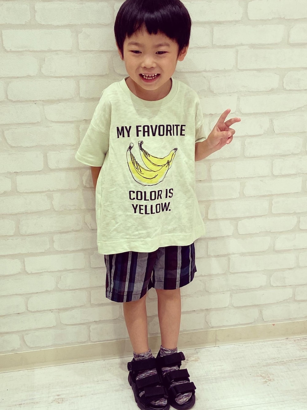 「夏だ！Tシャツ着よう！、ブランシェス、チェックパンツ、サンダルに靴下、男の子、5歳、年長、キッズコーデ、フォト、kids」｜「BRANSHESのバナナ半袖Tシャツ（Tシャツ/カットソー、グリーン系）」を使った、ゆうき◡̈⋆さん（キッズ・110cm）の夏コーディネートの1枚目の写真