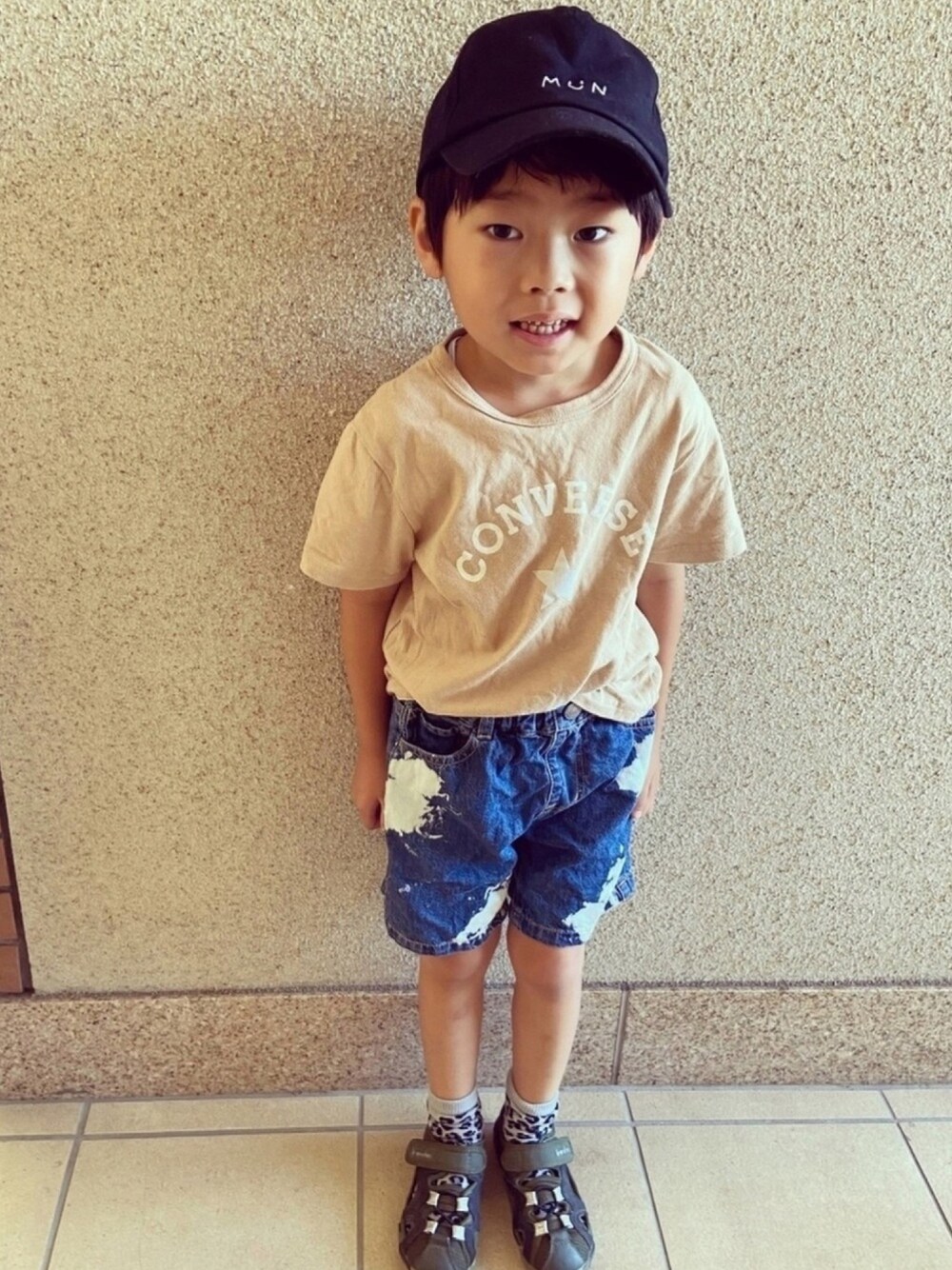 「コンバース、夏だ！Tシャツ着よう！、おしゃれさんと繋がりたい、6歳、年長、男の子、ブリーチデニム、kids、カジュアル、キャップ」｜「apres les coursのCONVERSEユニプリントＴシャツ（Tシャツ/カットソー、ベージュ系）」を使った、ゆうき◡̈⋆さん（キッズ・110cm）の夏コーディネートの1枚目の写真
