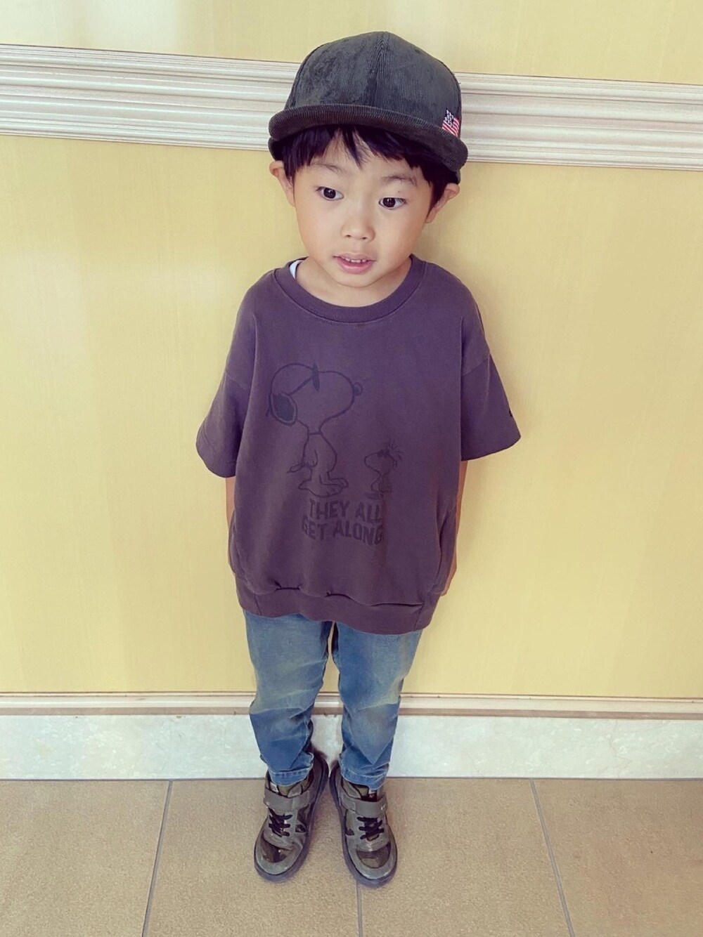 「秋服準備はじめました、デニムパンツ、ピーナッツ(PEANUTS)、チャコールグレー、6歳、年長、男の子、おしゃれさんと繋がりたい、男の子コーデ、コーデュロイ」｜「PEANUTSのスヌーピー&ウッドストック半袖Tシャツ（Tシャツ/カットソー、グレー系）」を使った、ゆうき◡̈⋆さん（キッズ・110cm）の秋コーディネートの1枚目の写真