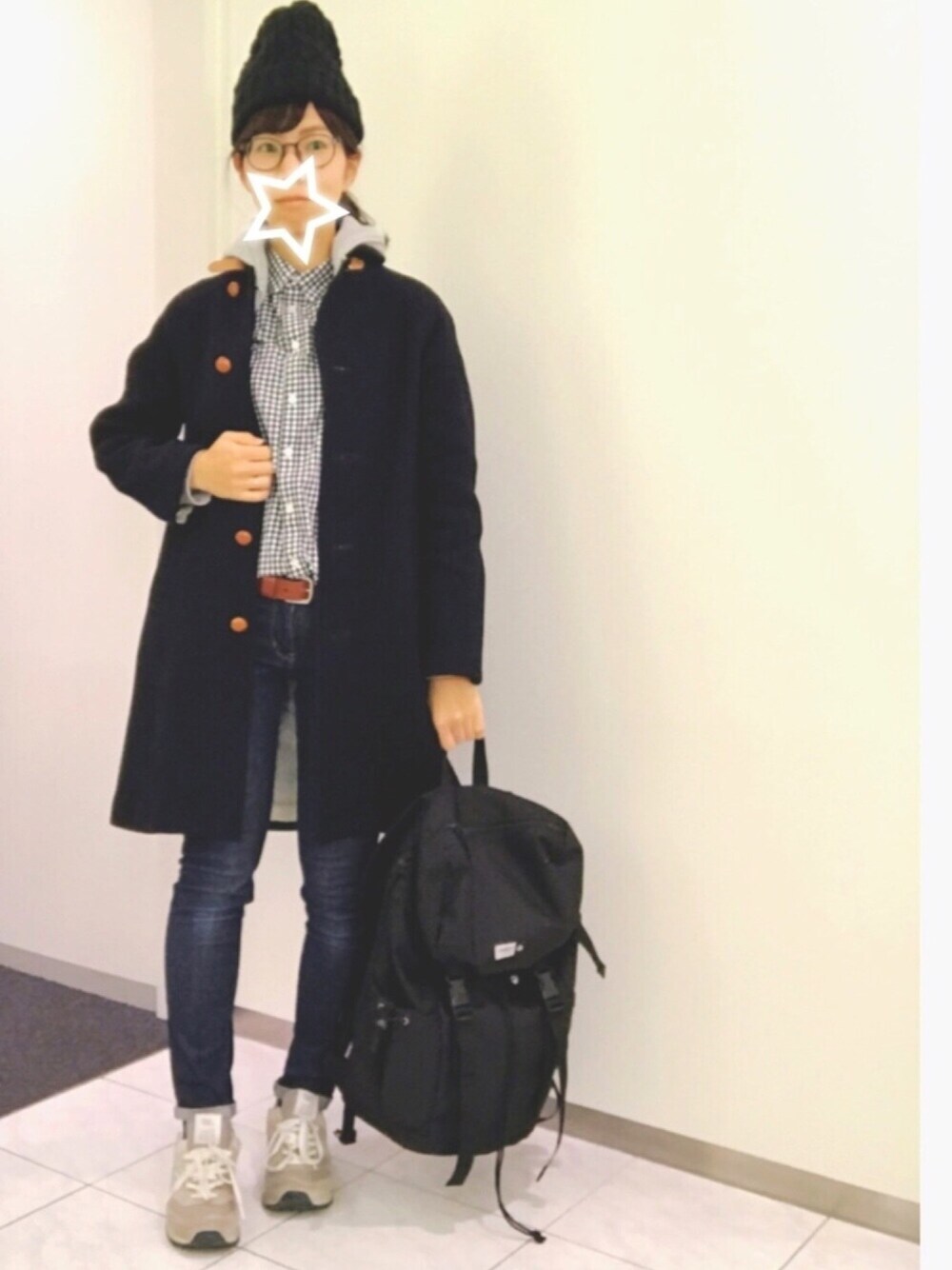 「大人カジュアル、ギンガムチェック、UNIQLO、デニム、パーカー グレー、IENA、ニューバランス、ニット帽、ヤックパック、はるコーデ」｜「UNIQLOのWOMEN フランネルチェックシャツ（長袖）09・16・69（シャツ/ブラウス、ブラック系）」を使った、かえさん（レディース・161cm）の春コーディネートの1枚目の写真
