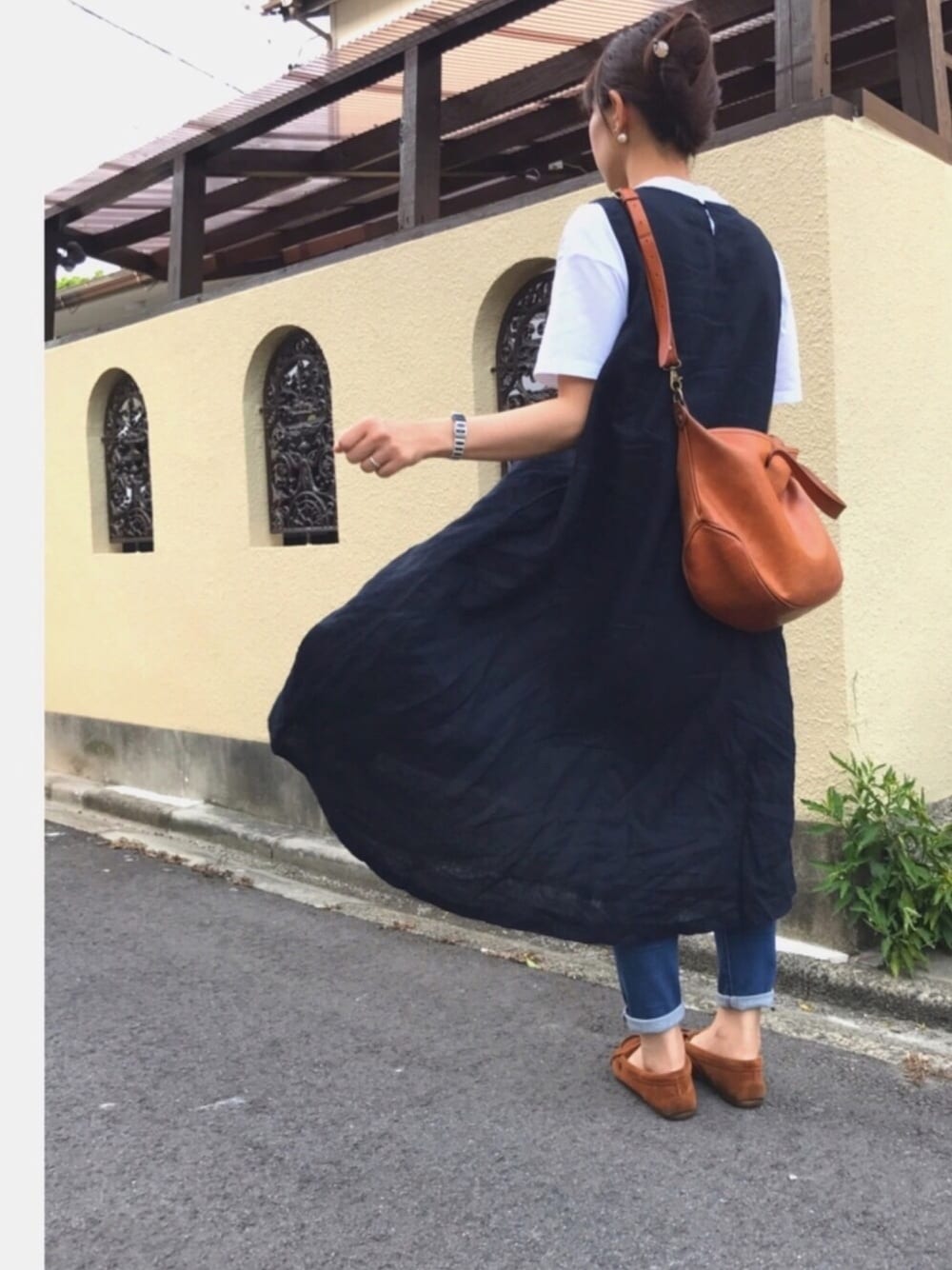 「無印良品、UNIQLO、カジュアルコーデ、リネンワンピース、デニム、革バッグ、ミネトンカ、シンプルコーデ、白Tシャツ、ci-va」｜「無印良品のネイビー（ワンピース、ブルー系）」を使った、かえさん（レディース・161cm）の春コーディネートの1枚目の写真
