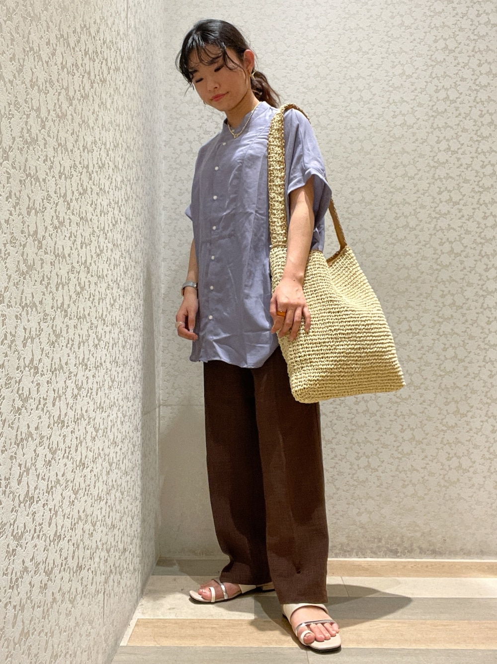 「夏コーデ、シアーシャツ、シアーブラウス、シンプルコーデ、キレイめカジュアル、大人コーデ、summer、パンツコーデ、ブラウンパンツ、パープル」｜「Green　Parksのシアーブラウス＊（シャツ/ブラウス、パープル系）」を使った、𝙮𝙖𝙢𝙖𝙠𝙖𝙣𝙖.さん（レディース・148cm）の夏コーディネートの1枚目の写真