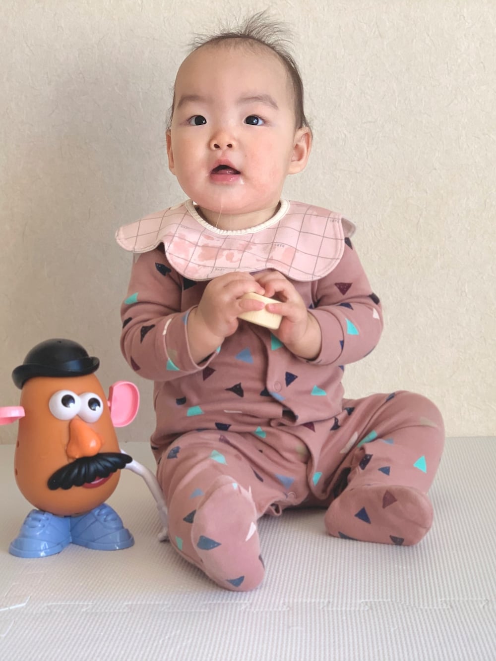 「next baby、next、ベビーコーデ、ピンク男子、男の子、むすこーで、9ヶ月」｜「nextのアイテム（ベビーパジャマ/スリーパー、ピンク系）」を使った、はこはこさん（キッズ・70cm）の春コーディネートの1枚目の写真