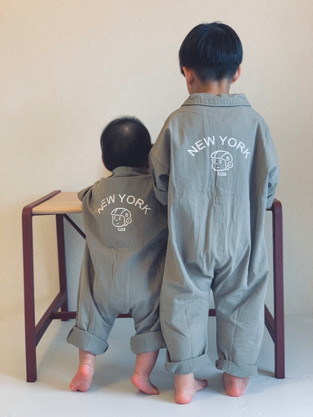「つなぎリンク、つなぎ、オールインワン、リンクコーデ、兄弟コーディネート、バックスタイル、3歳、0歳、11ヶ月」｜「#110のアイテム（つなぎ/オールインワン、グレー系）」を使った、はこはこさん（キッズ・100cm）の春コーディネートの1枚目の写真