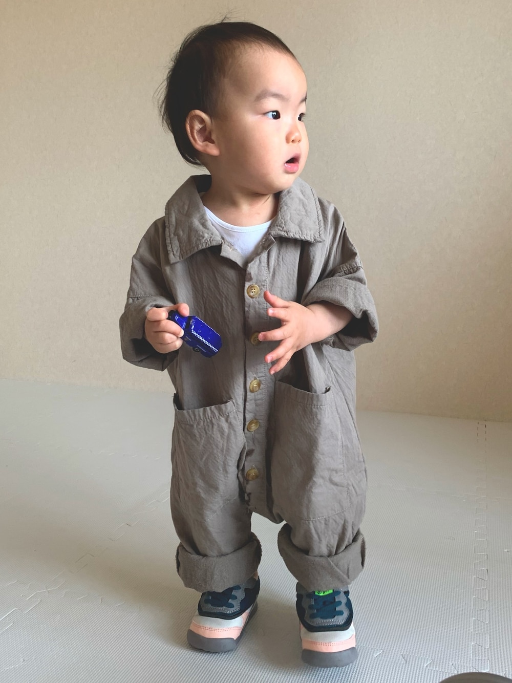 「オニツカタイガー、Onitsuka Tiger、むすこーで、ベビーコーデ、つなぎ、春コーデ」｜「韓国子供服のアイテム（つなぎ/オールインワン、グレー系）」を使った、はこはこさん（キッズ・80cm）の春コーディネートの1枚目の写真