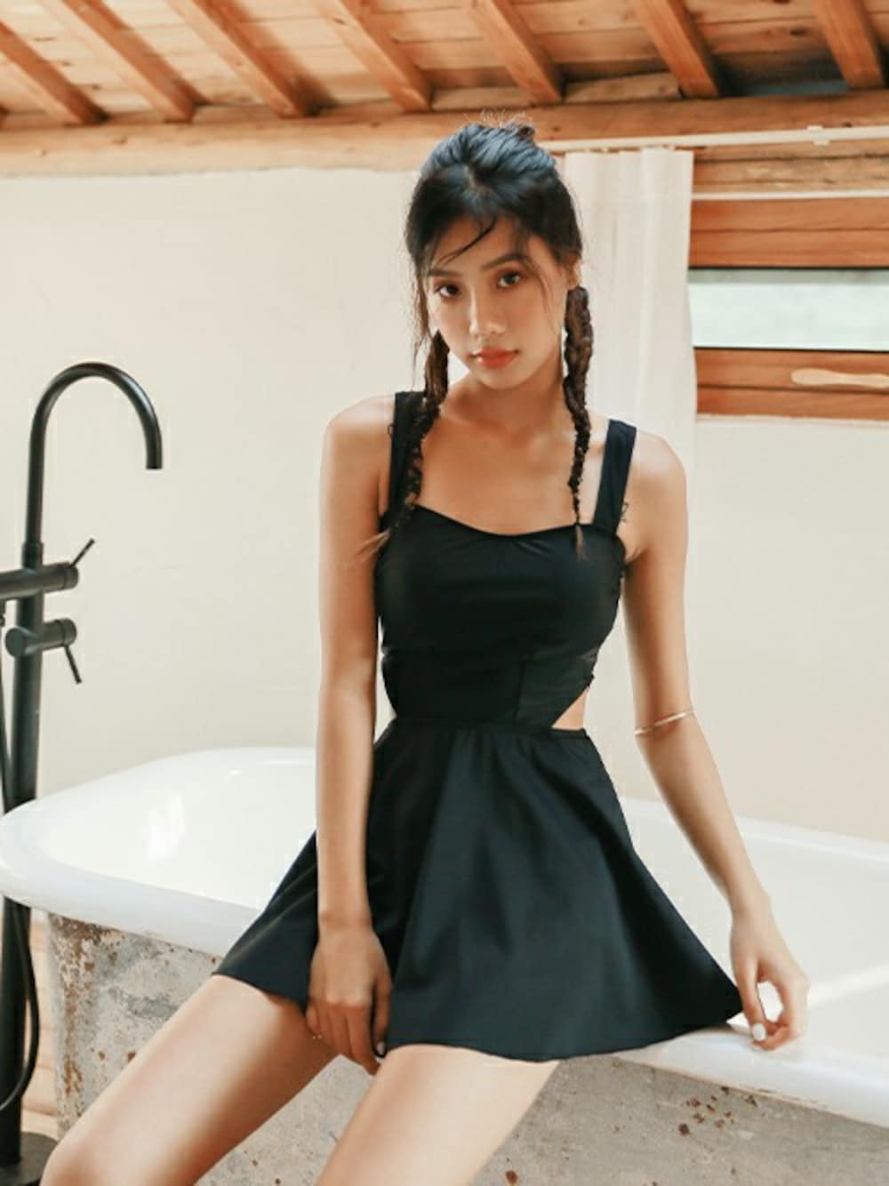 ブラック系の水着を着用したレディースの秋コーディネートの1枚目の写真