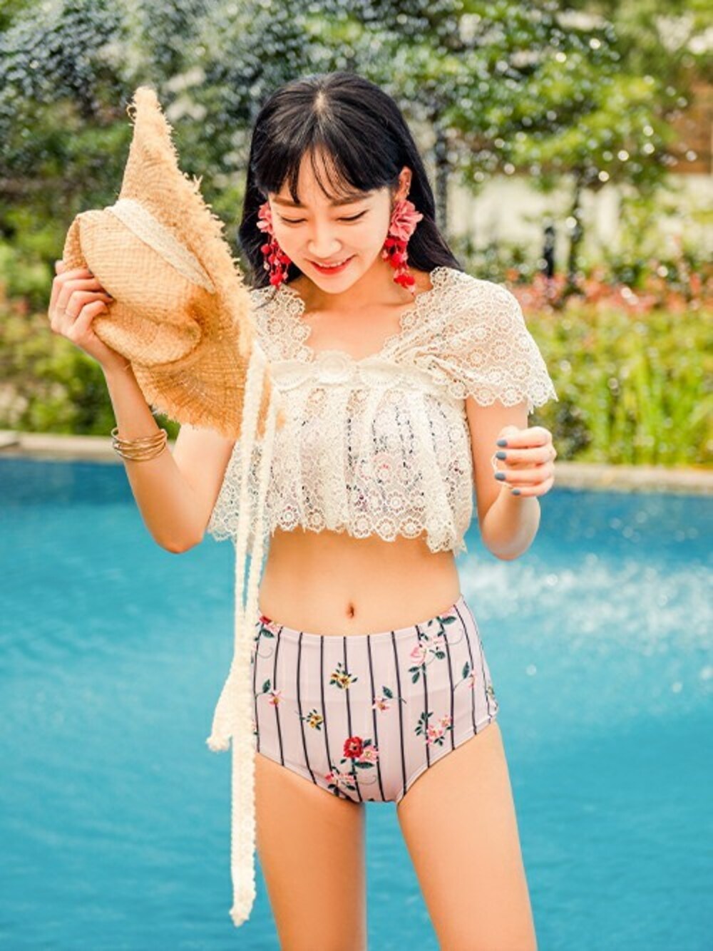 ピンク系の水着を着用したレディースの冬コーディネートの1枚目の写真